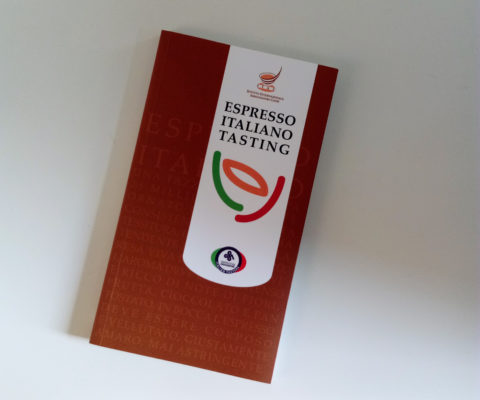 Espresso Italiano Tasting: nelle diverse edizioni è stato pubblicato in 11 lingue. Eccolo completamente rinnovato